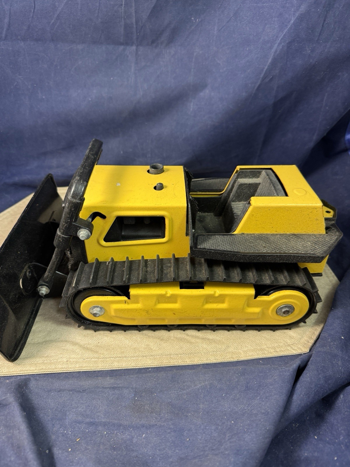 Vintage 1980’s Tonka Yellow Steel Bulldozer 13″ Model #51054 – Broken Roof Bar