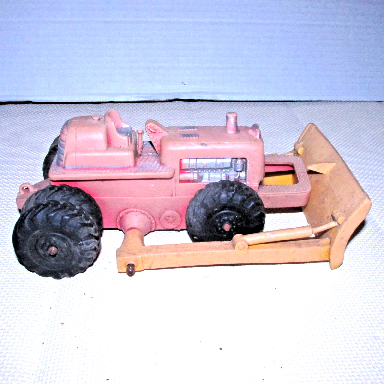 Vintage Auburn Rubber 7 1/2″ Tractor Bulldozer 6 wheel Fading USA