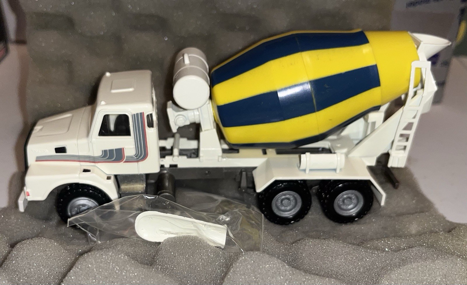 Conrad Volvo NL10 Cement Mixer Truck #4744 1/50 NIB