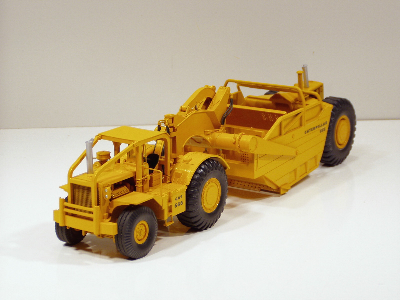 Caterpillar 666 Scraper w/ Long ROPS & High Sides – 1/50 – RR Models of France