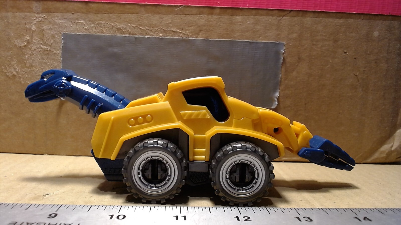 Unbranded Gold Dinasaur Construction Vehicle Plastic With Clamping Tail 8″ L