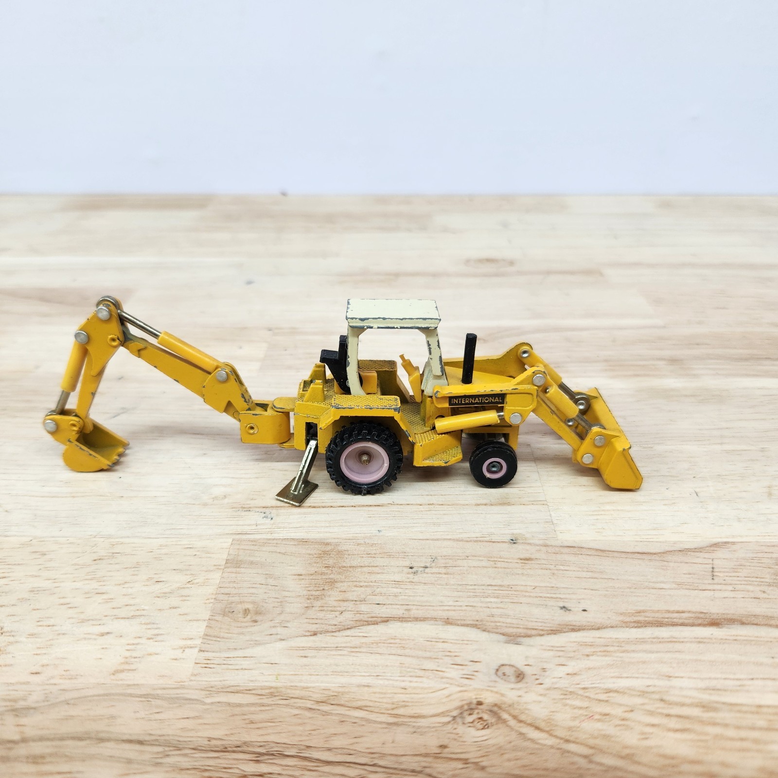 1:64 ERTL International Backhoe Loader Mighty Movers of the World
