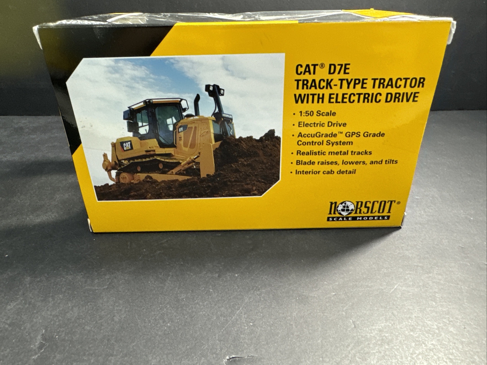 NORSCOT 1:50 SCALE CATERPILLAR CAT D7E TRACK-TYPE TRACTOR DIE-CAST MODEL 55224
