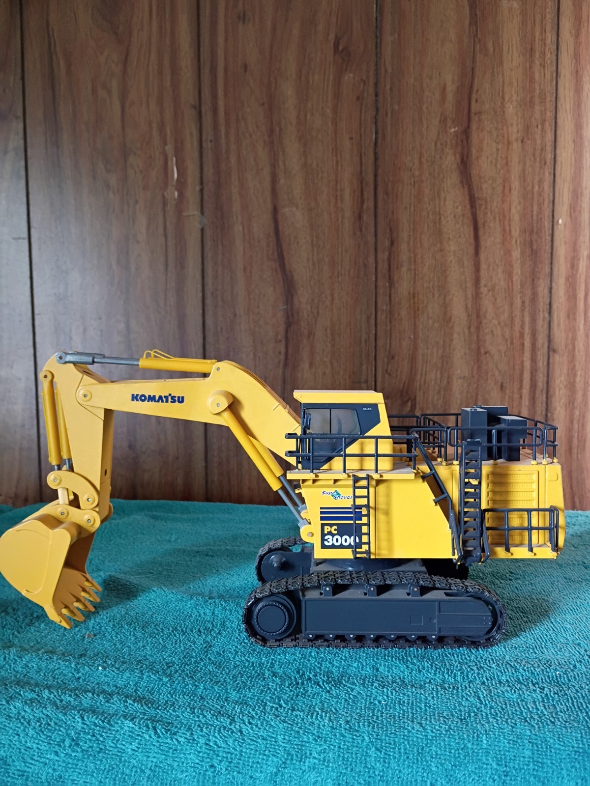 1:50 scale diecast komatsu pc3000 super excavator in mint condition