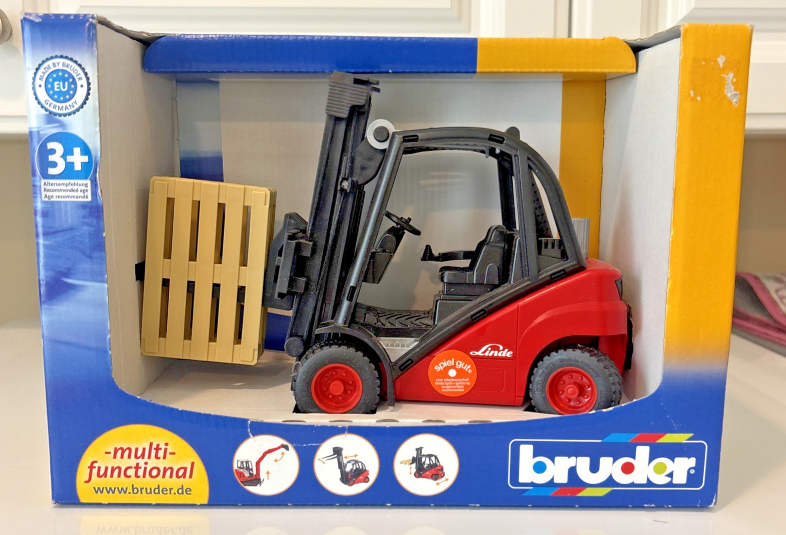 NEW Bruder 02511 Linde H30D Forklift with 2 Pallets Construction Toy
