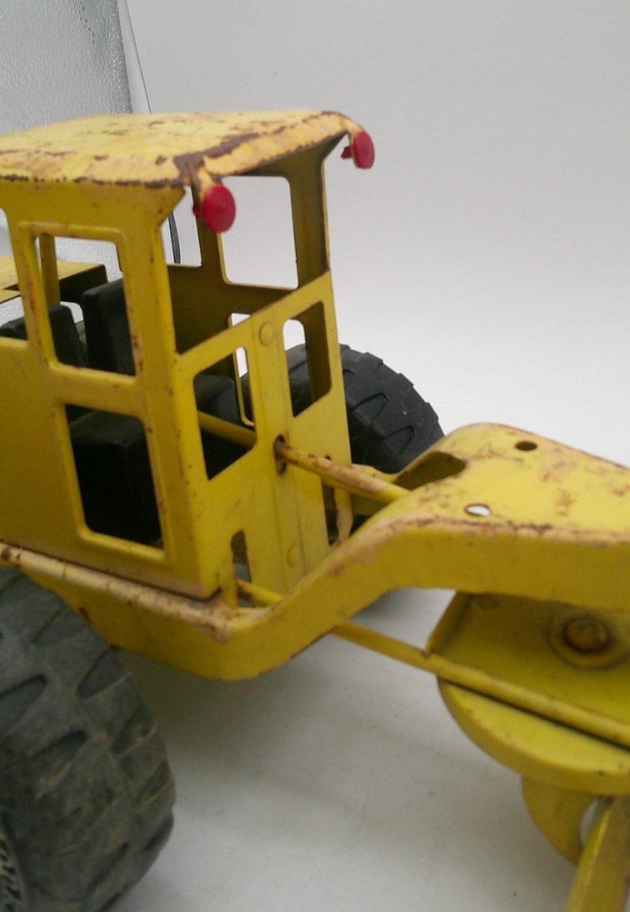 Vintage Tonka Pressed Steel Road Grader MR-970 17.5″ Fair Condition