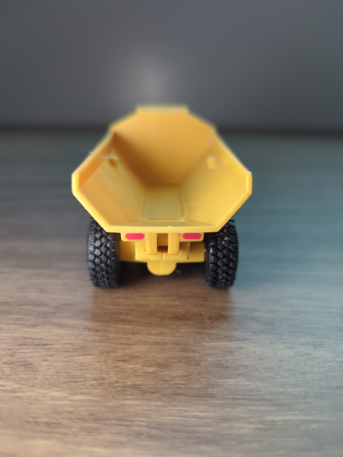 Tomy John Deere articulated dump truck 5.5″ Long 1/64 scale diecast plastic Gold