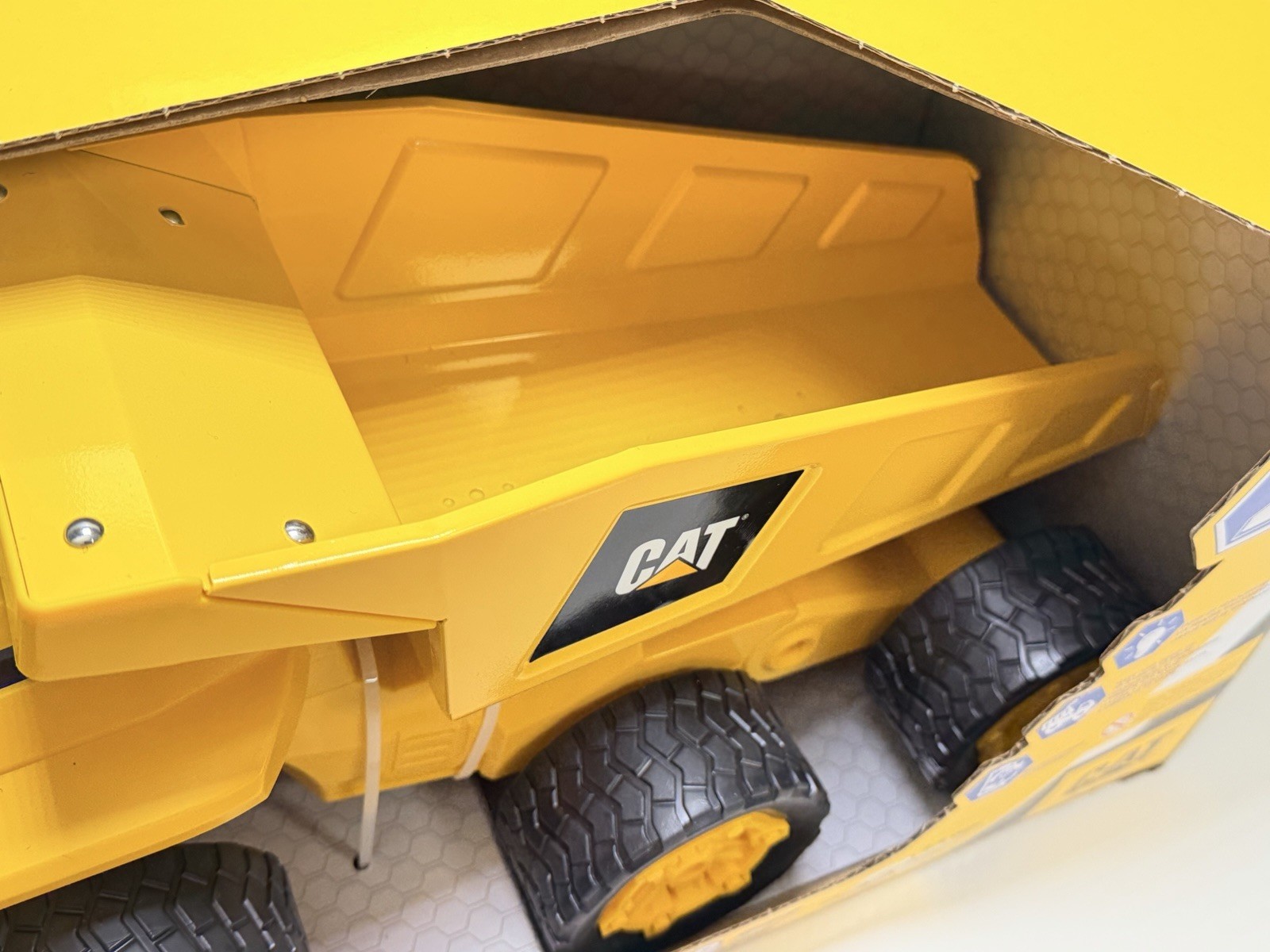 Cat Caterpillar Remote Control Dump truck Massive Mover Hottest RC Toy Gift