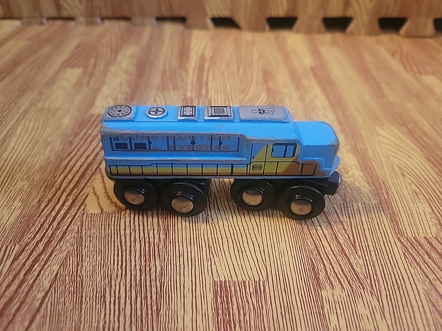 MAXIM WOODEN TRAIN LOCOMOTIVE ENGINE MAGNETIC CONSTRUCTION EXPRESS 38728
