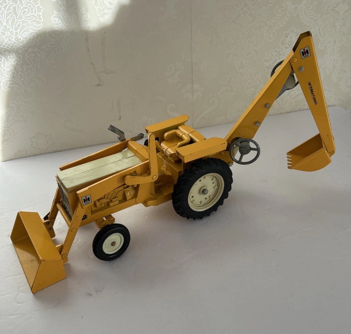 Ertl International Harvester 3444 Backhoe Loader 1:16 1960’s