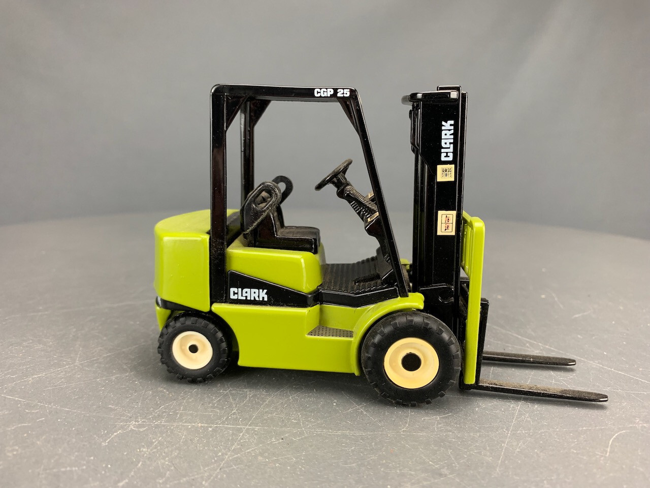 1:24 Diecast Clark CGP 25 Forklift D1453