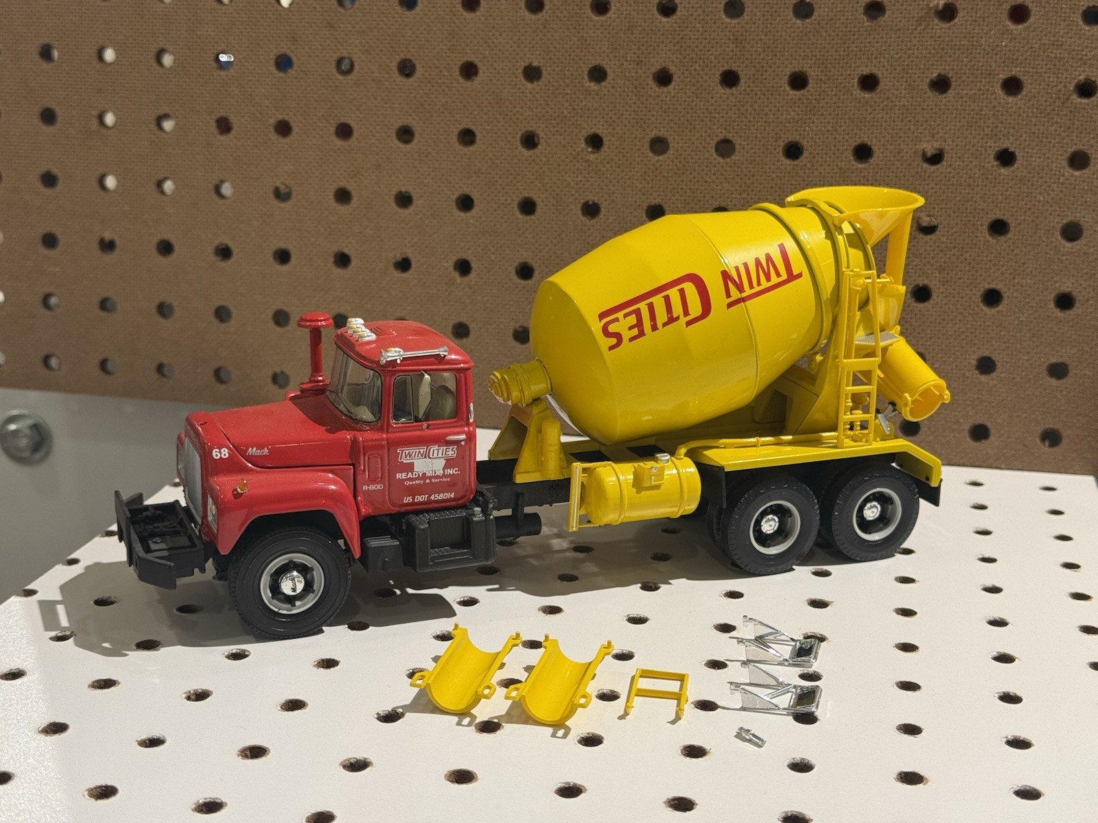 1st First Gear 1/34 Mack R Model Mixer Truck Twin Cities 19-2586