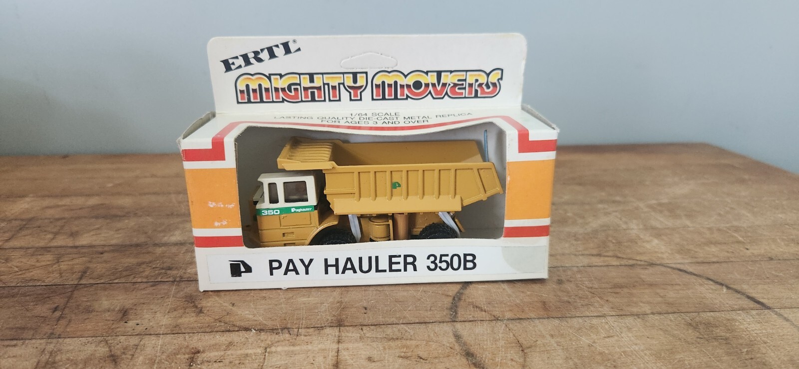 Vintage ERTL Mighty Movers International Harvester 1/64 IH Hauler 350 #1852 Box