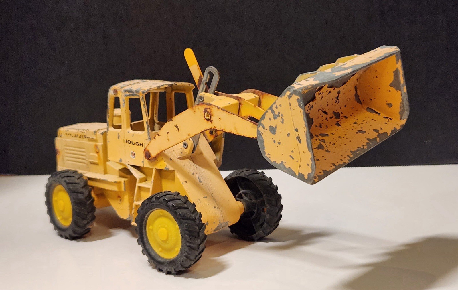 Vintage IH Payloader 10U Loader Toy 14” International Harvester Metal USA