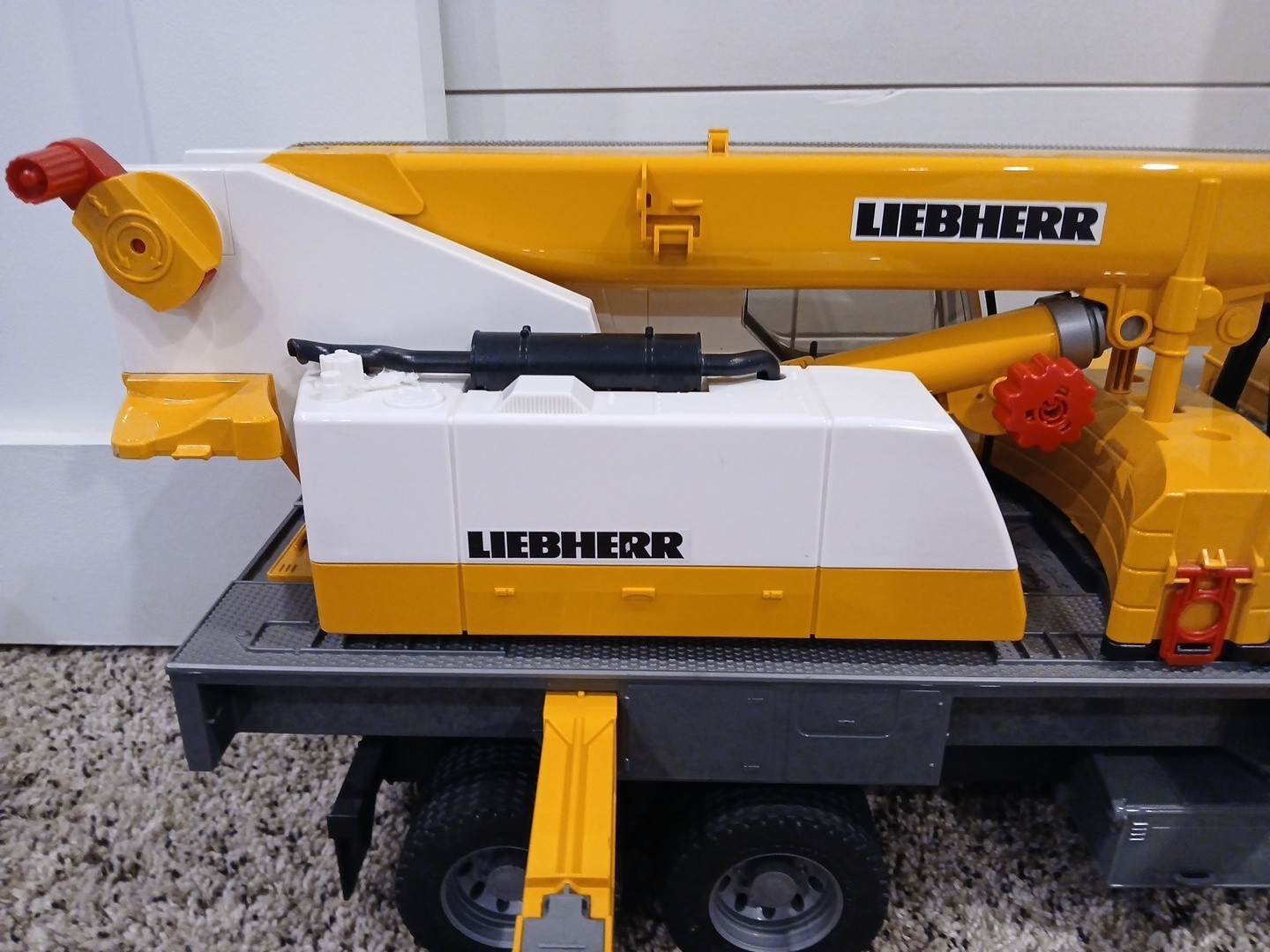 Mack Granite Liebherr Crane Truck 26″ w/ Crane Hook and Rope Bruder 2818