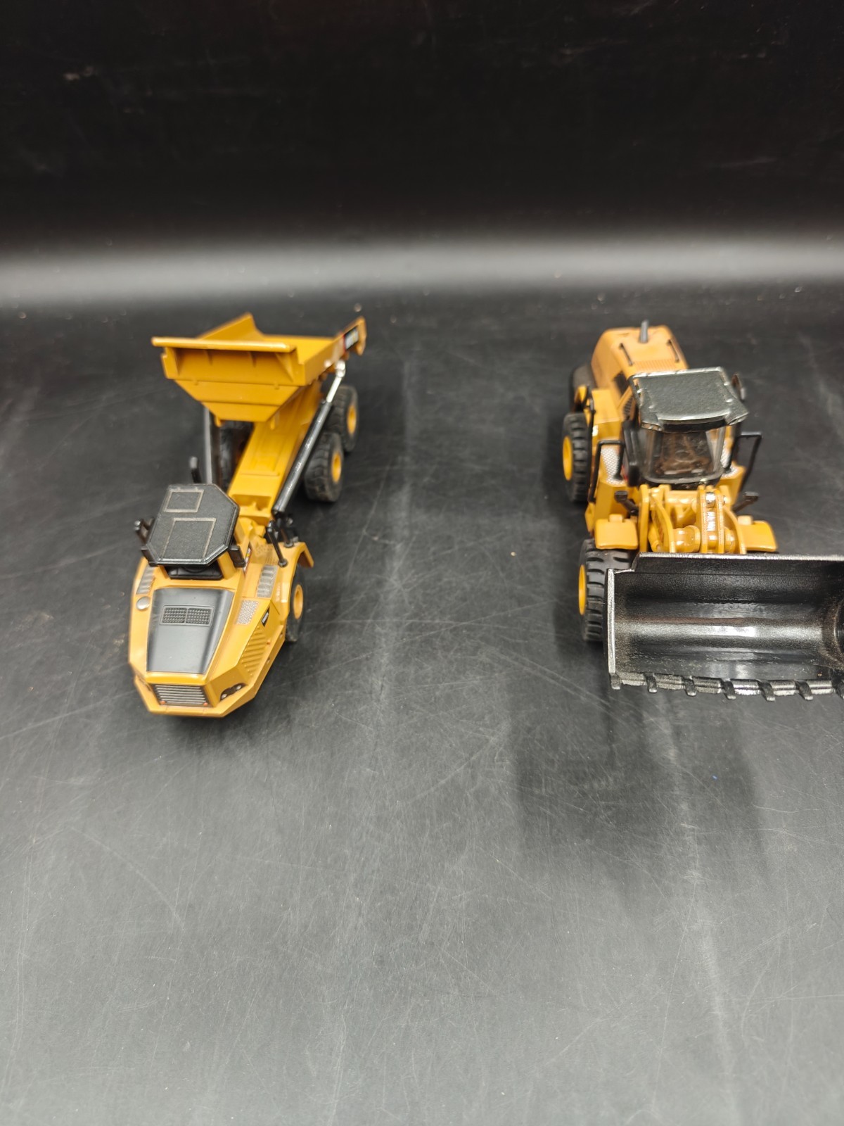 HUINA 1:50 7612 Wheeled Loader and Articulated Dump Truck Diecast MIB
