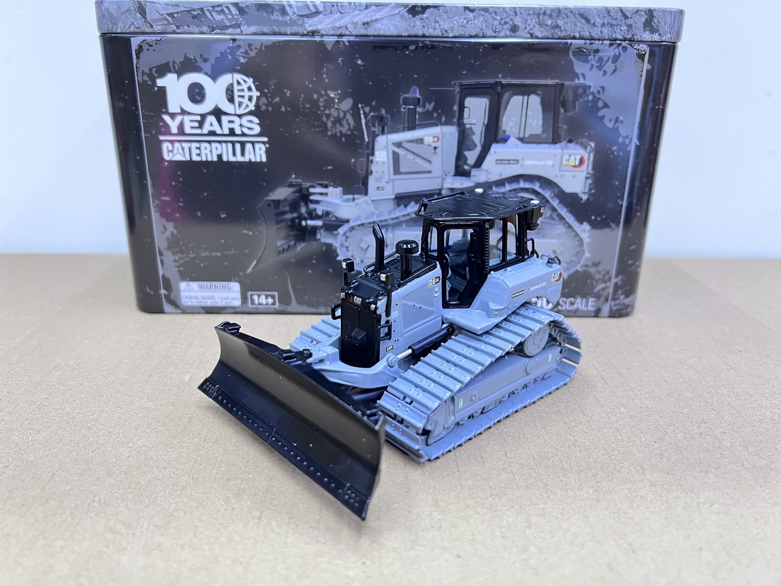 DM 1:50 CAT D6XE LGP Caterpillar Bulldozer Model 100th Anniversary 85554BGC