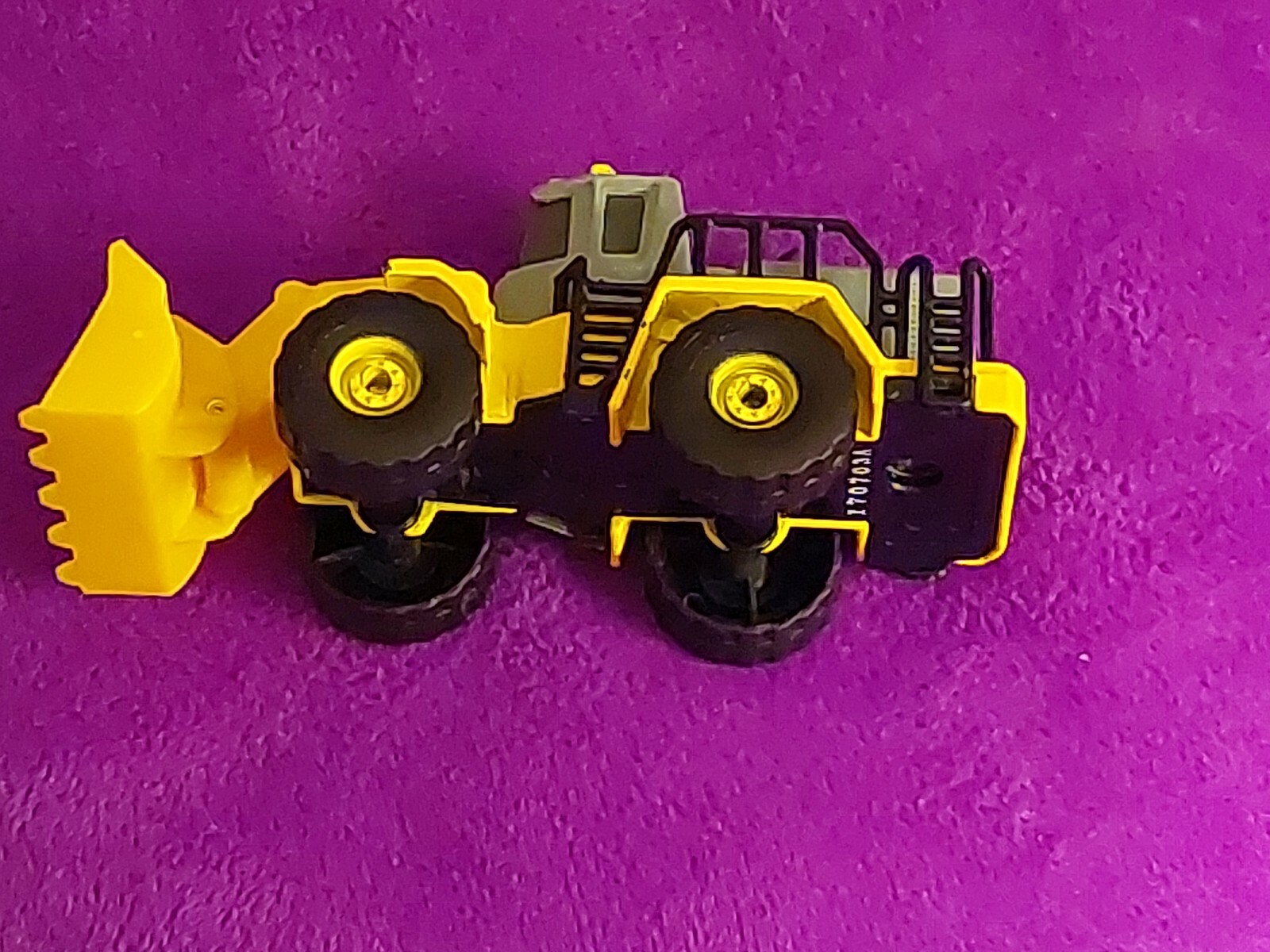 RUGGED & TOUGH 4″ LONG 2012 TONKA EXCAVATOR DIECAST VERY DETAILED AZTEC YELLOW