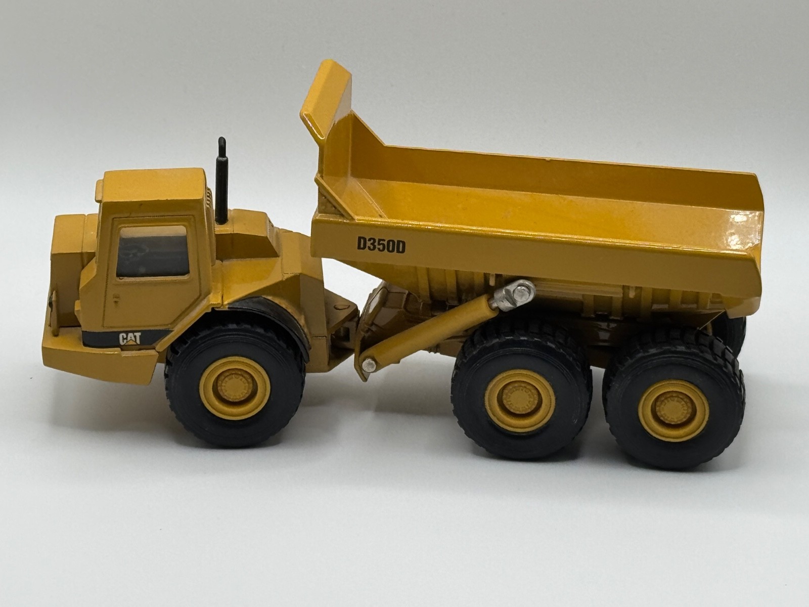 CAT CATERPILLAR D350D ARTICULATED DUMP TRUCK DIECAST ERTL 2431 1992 YELLOW