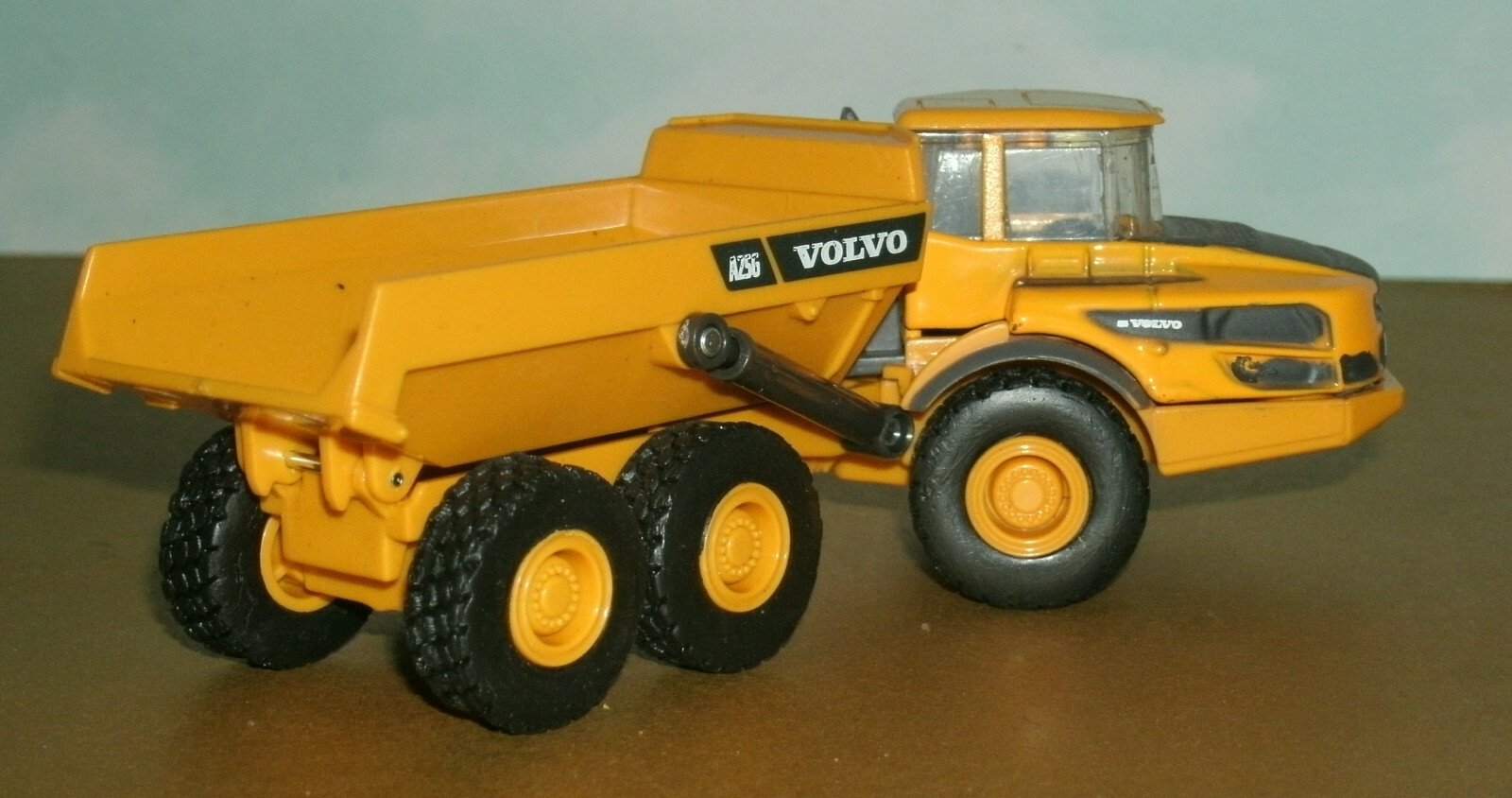 1/72 Scale Volvo A25G Articulated Hauler Dump Truck Plastic Toy (5.5″) New-Ray