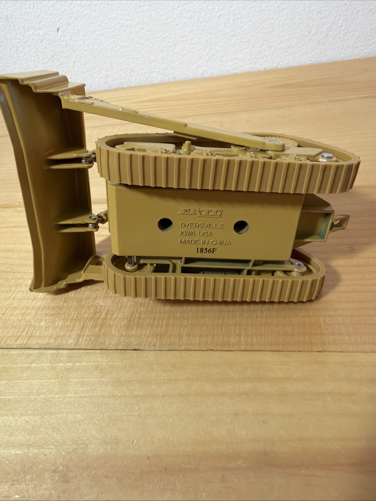 ERTL 6″ x 4″ Diecast CAT D10N Caterpillar Bulldozer Tractor 1856F