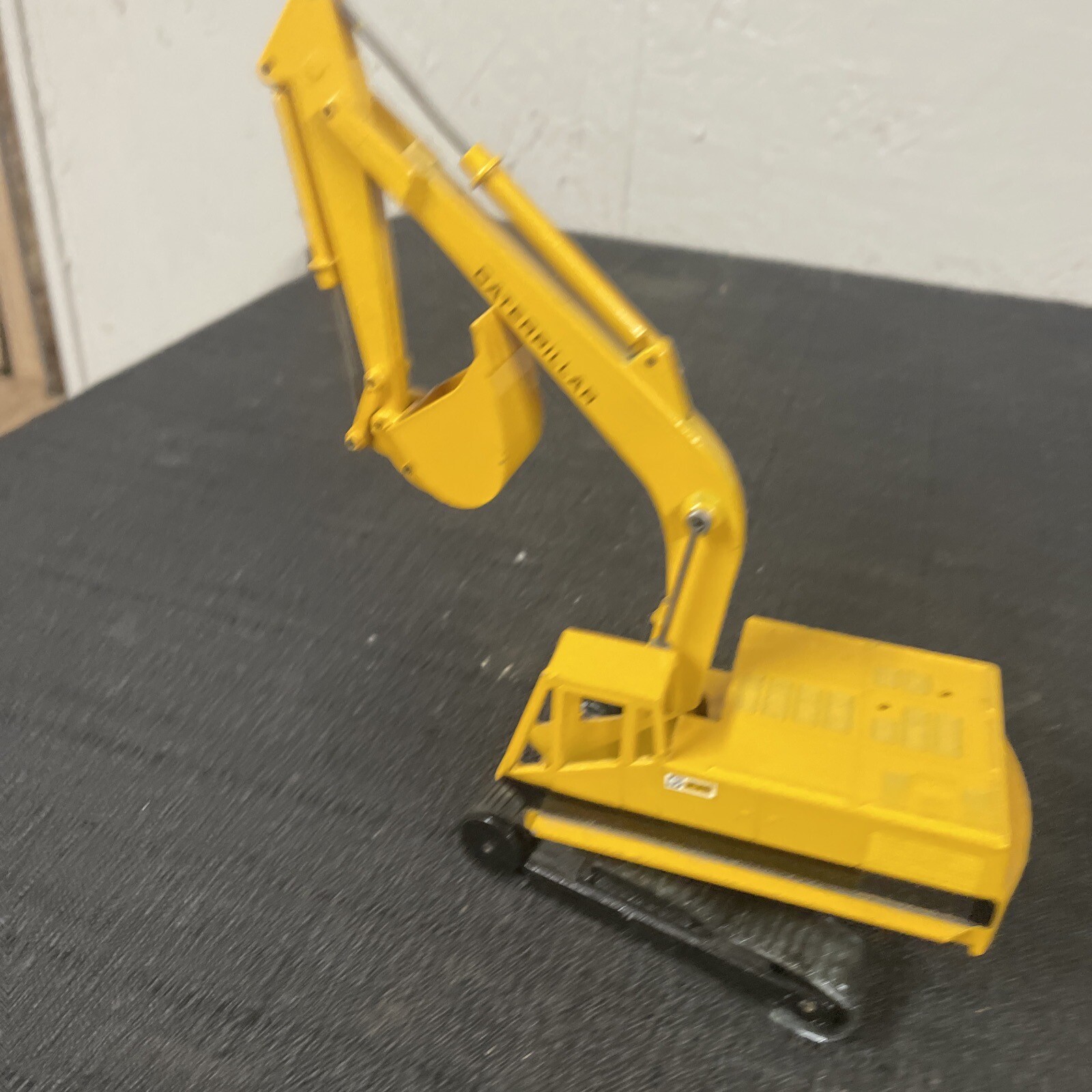 Winross Caterpillar 235 Excavator Rare Classic Cat READ DESCRIPTION