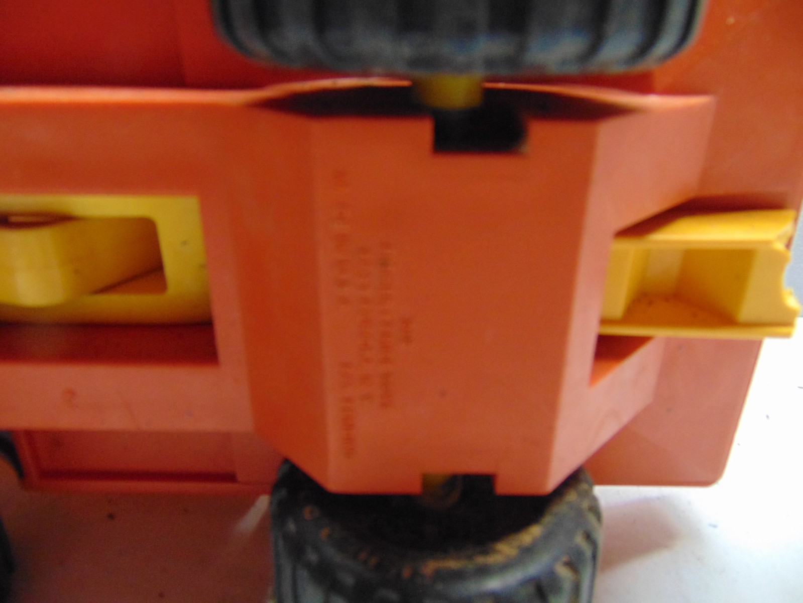 Fisher Price plastic Dump Truck movable bed yellow & Orange #304 12″ x 7″ x 7.5″