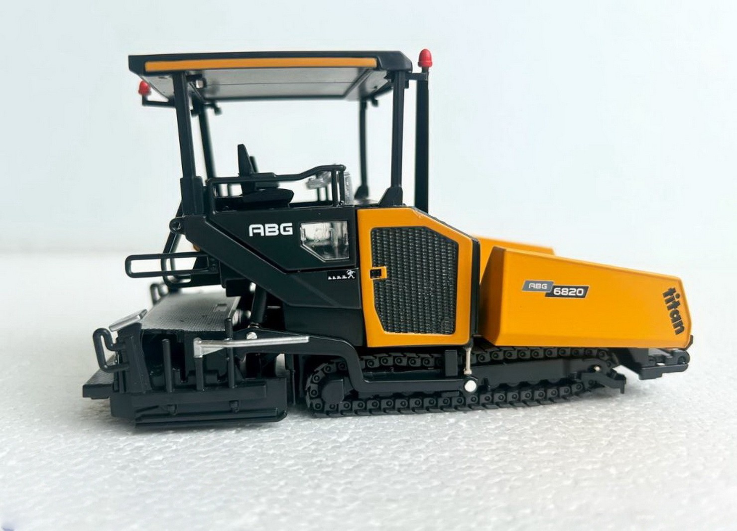 1/50 Scale AMMANN ABG 6820 TRACKED ASPHALT PAVER Yellow Diecast Model Toy Gift