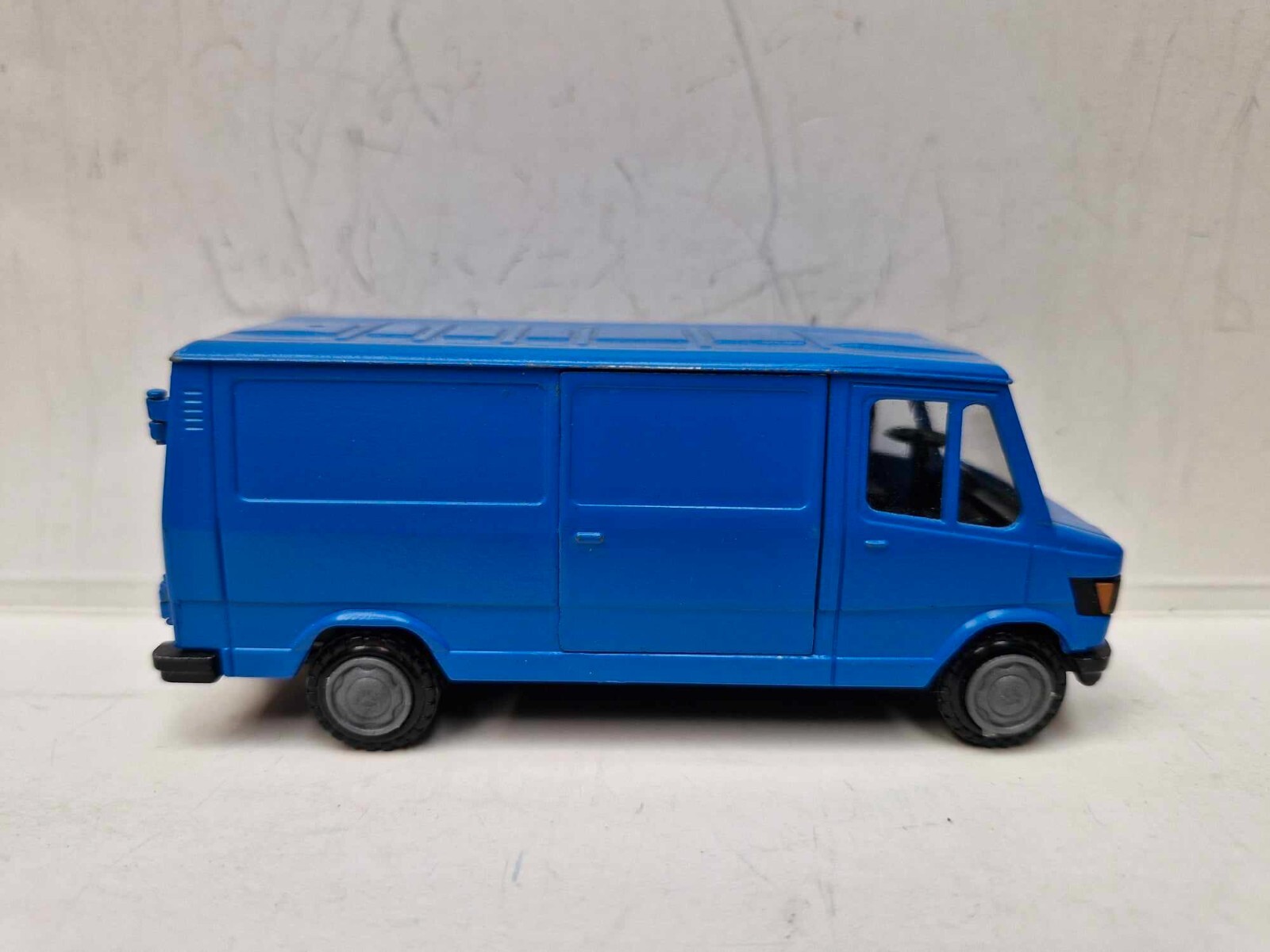 Vintage Conrad 1604 MERCEDES BENZ 208 310D LWB low roof van 1983-88 1:50 used un