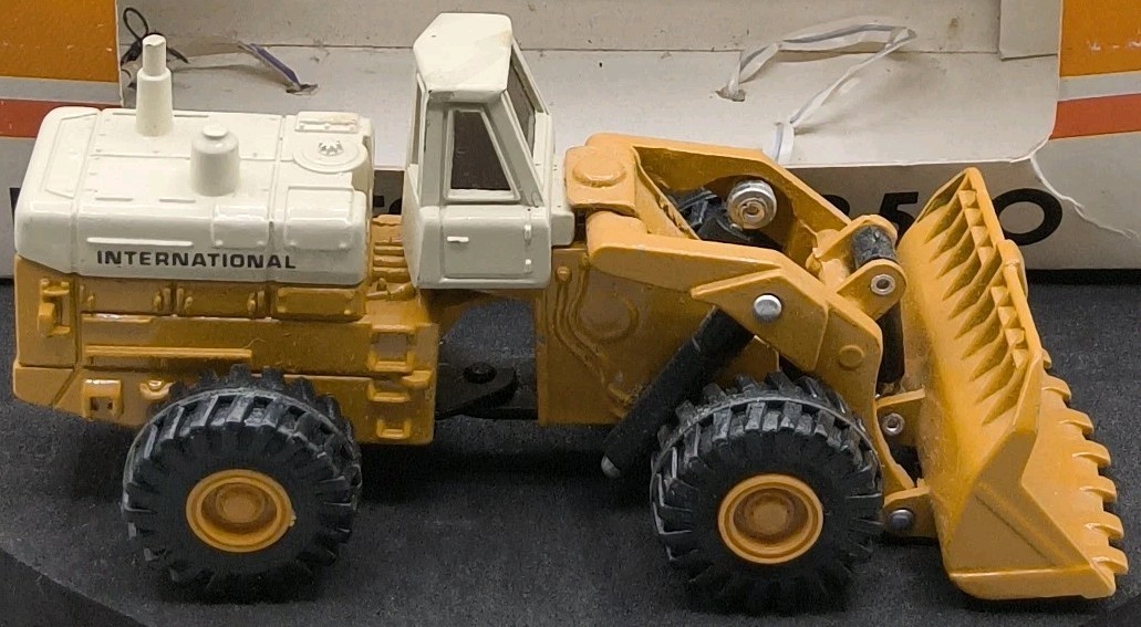 ERTL Mighty Movers International Harvester Wheel Loader 560 J6 1/64 Scale