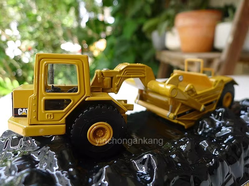 Diecast Masters 85695 – Caterpillar CAT 611 Wheel Tractor Scraper 1:64