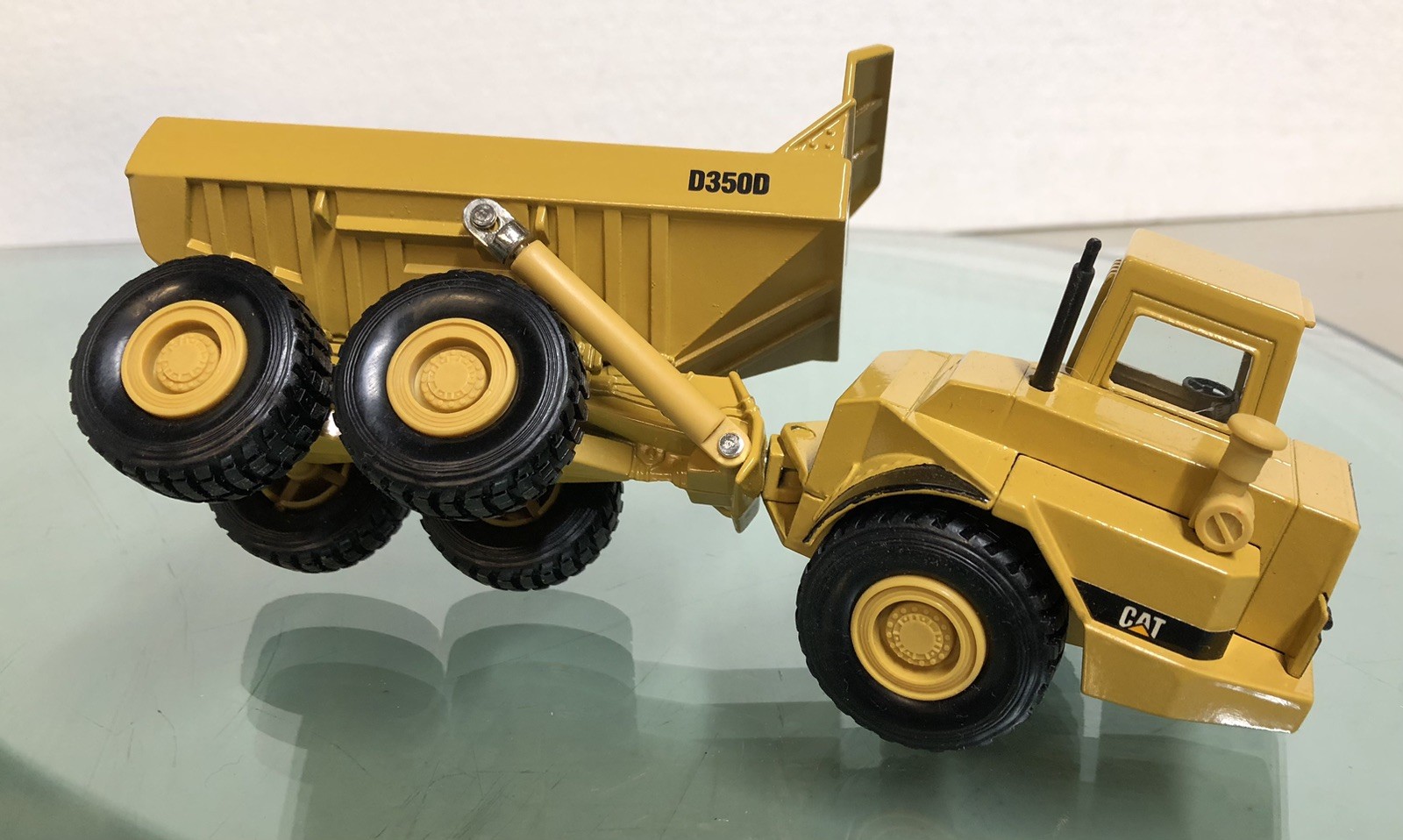 ERTL 2431 CAT D350D Articulated Dump Truck 1:50 Scale Diecast