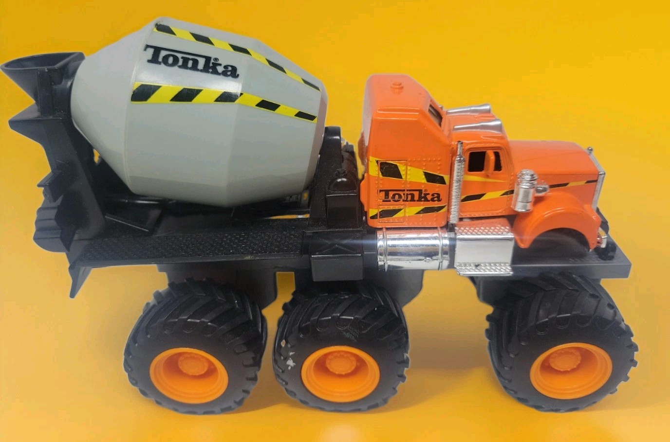 TONKA QUARRY MONSTERS CEMENT TRUCK 1:35 Die Cast Friction Power Maisto 2003