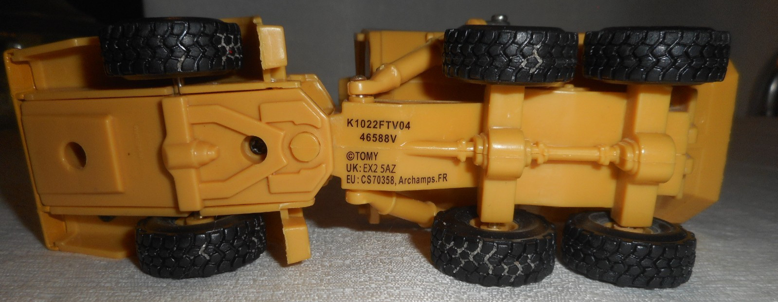 ERTL John Deere Articulated Dump Truck 5.5″ Long 1/64 Scale Diecast Plastic READ