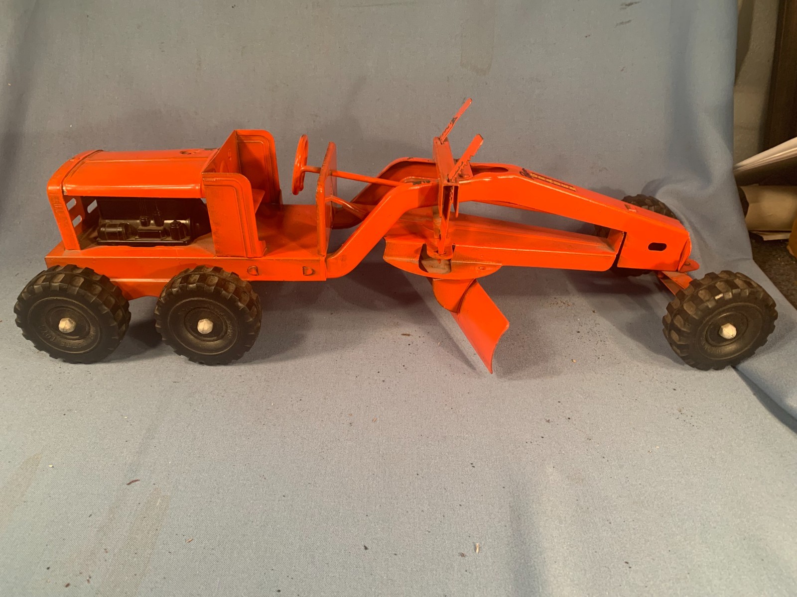 VERY NICE 1950s PRESSED STEEL WYANDOTTE TOYS 19 INCH ORANGE ROAD GRADER