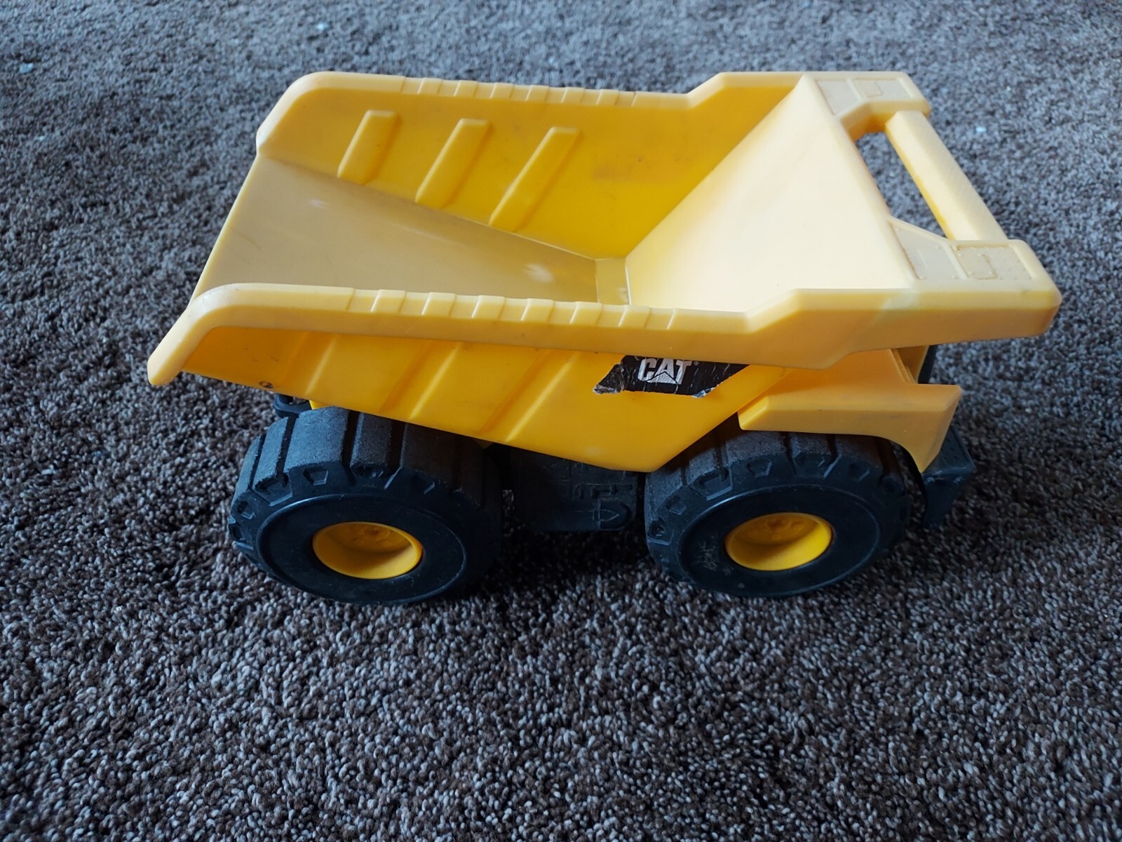 Funrise Cat Caterpillar Sand Box Toy Construction Off-Road Dump Truck 10″