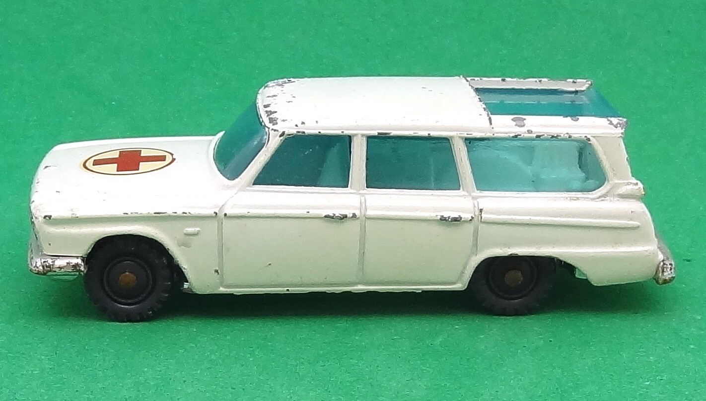 CORGI HUSKY – STUDEBAKER AMBULANCE –