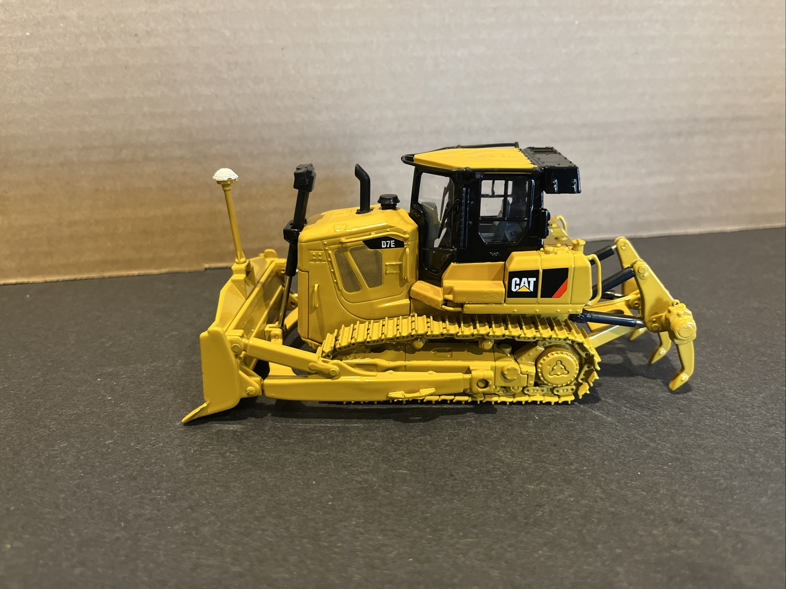 1:50 CAT D7E Track-Type Tractor with Electric Drive — Caterpillar Norscot