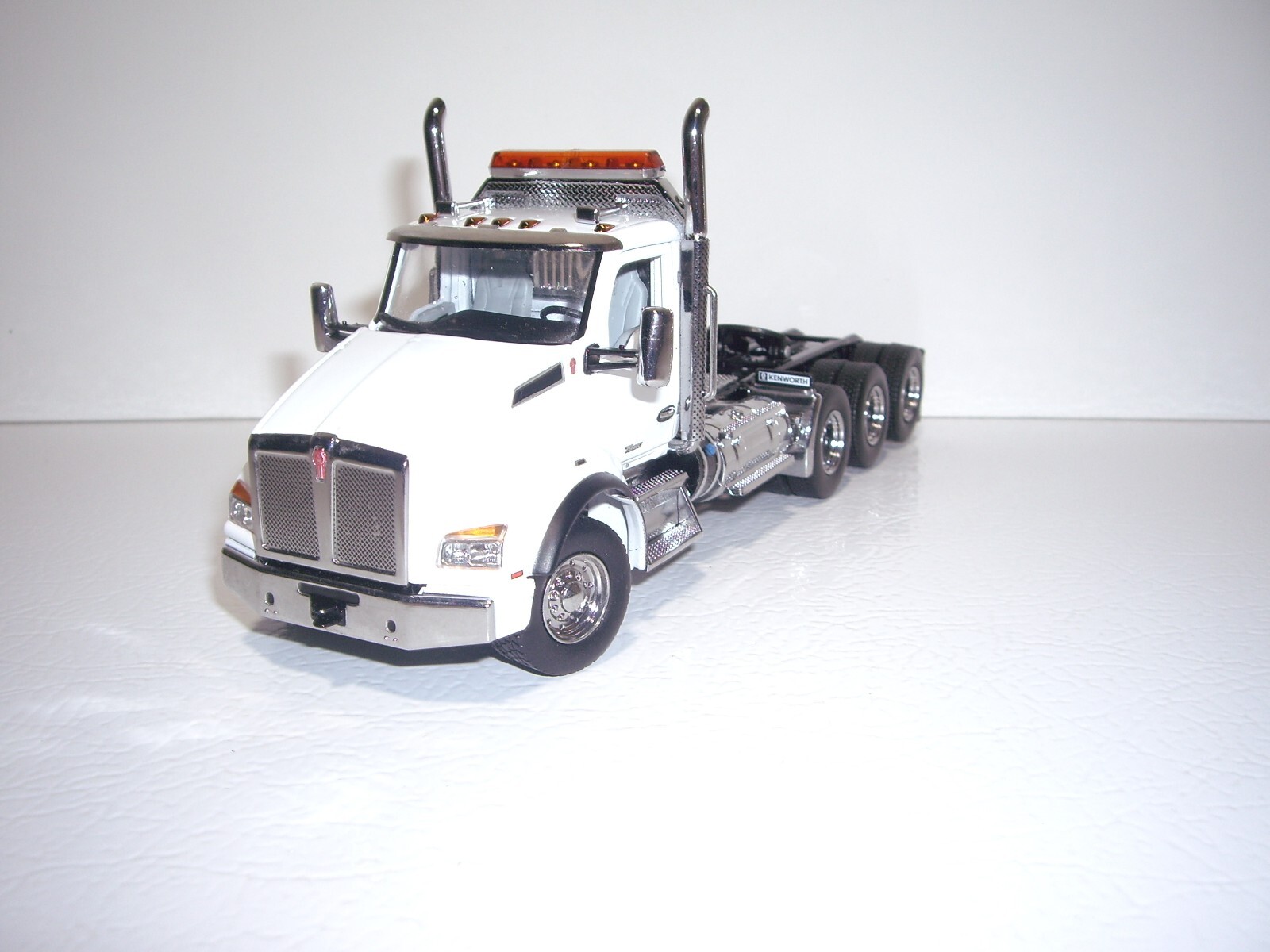 DIECAST MASTERS 1/50 WHITE TRI-AXLE KW T880&TRI-AXLE LOWBOY SAME AS FIRST GEAR