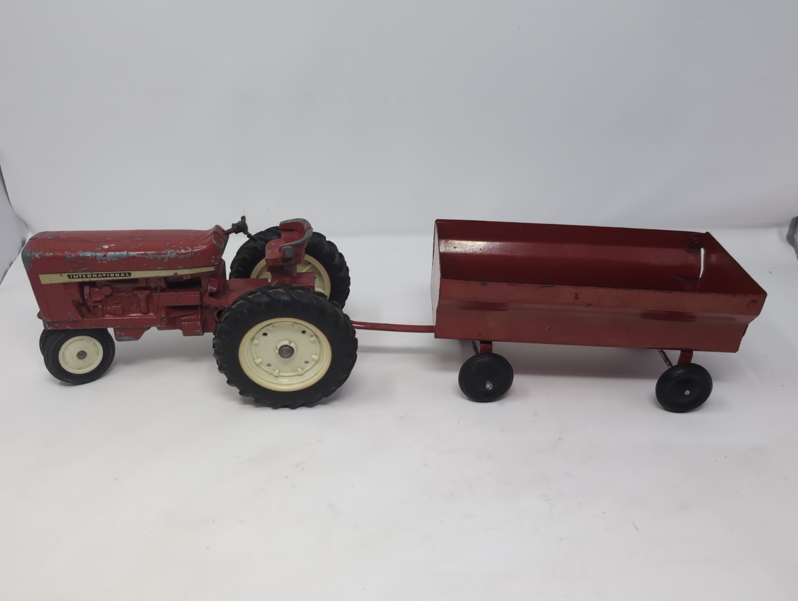 VTG 1970s ERTL International Harvester Stock 5011 IH544 Tractor & Wagon Set 1:16