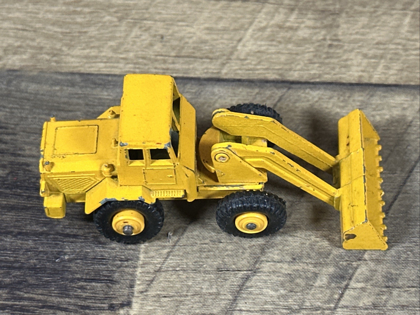 VINTAGE MATCHBOX LESNEY NO 69 TRACTOR SHOVEL DIE-CAST LOADER MADE IN ENGLAND