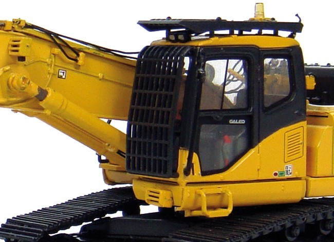 Universal Hobbies 1:50 Komatsu PC450LC Crawler Excavator Short Boom W/Bucket