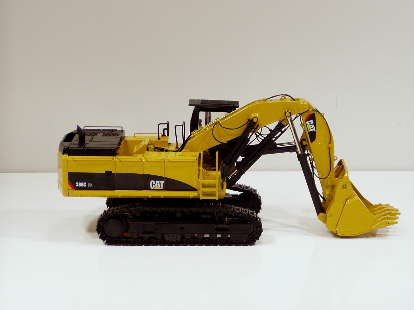 Caterpillar 385C FS Shovel – 1/48 – CCM – Diecast – Brand New 2012
