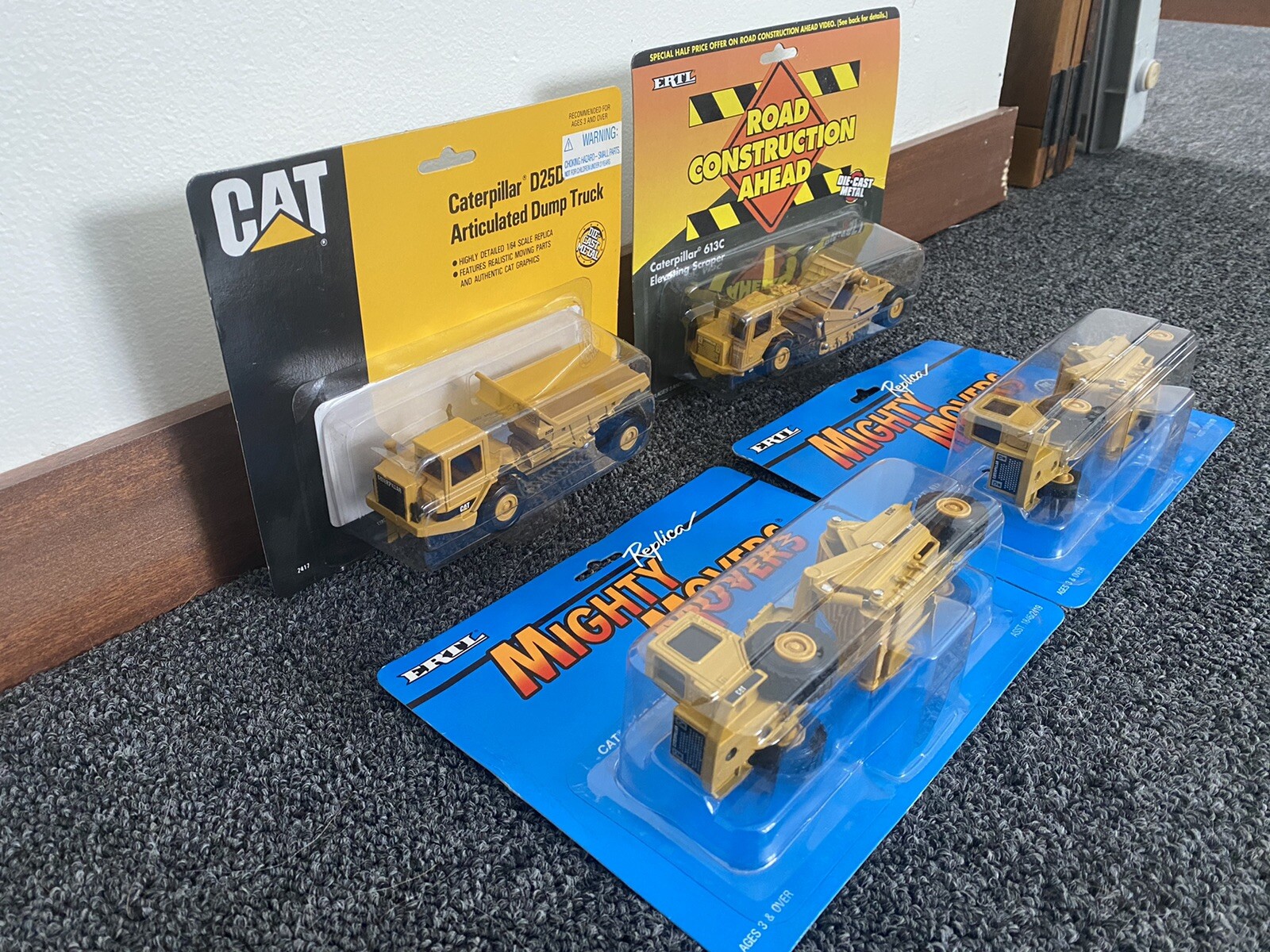 CAT – ERTL – D25D Dump truck, 613C Scraper MM (2), 613C Road Construction Ahead