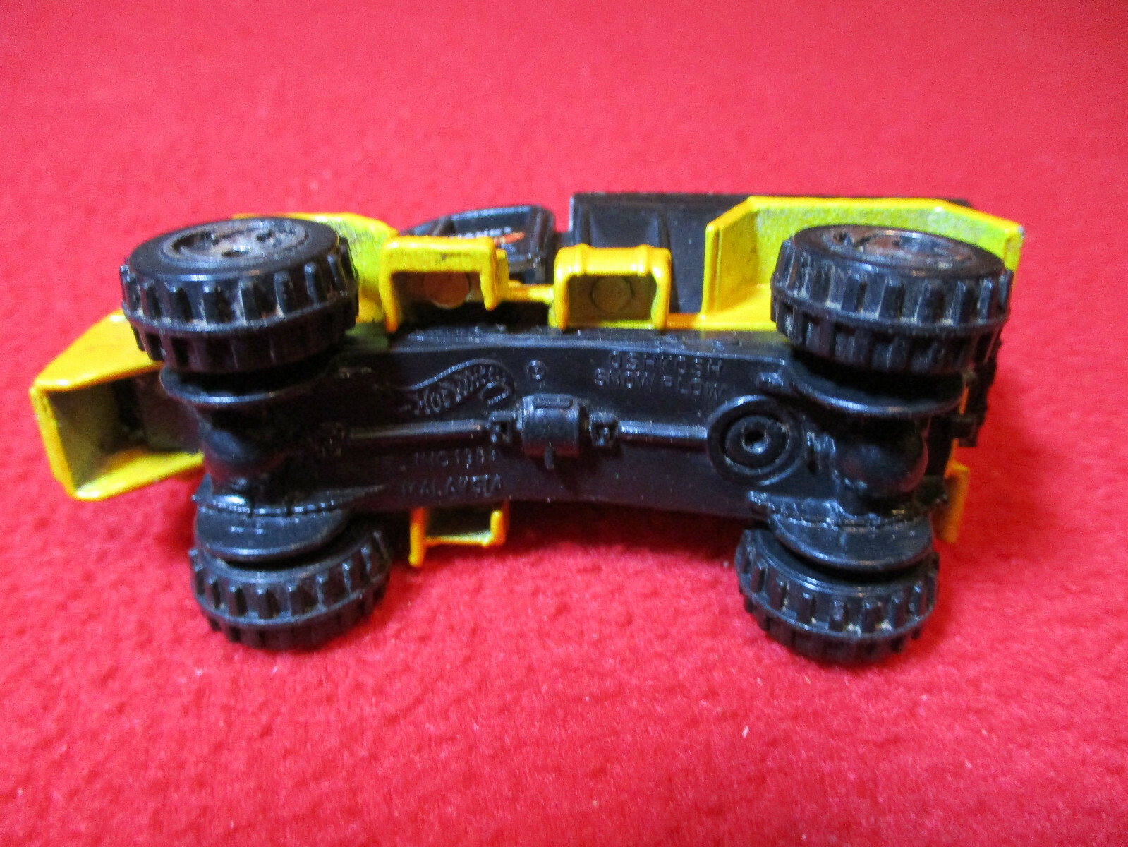 2000 Hot Wheels Oskosh SnowPlow Yellow/Black 1/64 Scale Die Cast