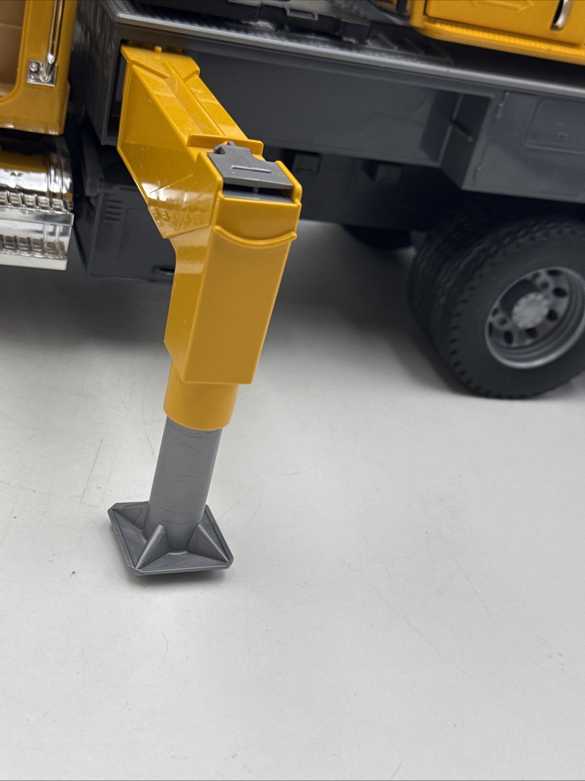 Bruder Mack Granite Liebherr Crane Truck 02818 Yellow 1:16 LTF 1045 Semi-Loader