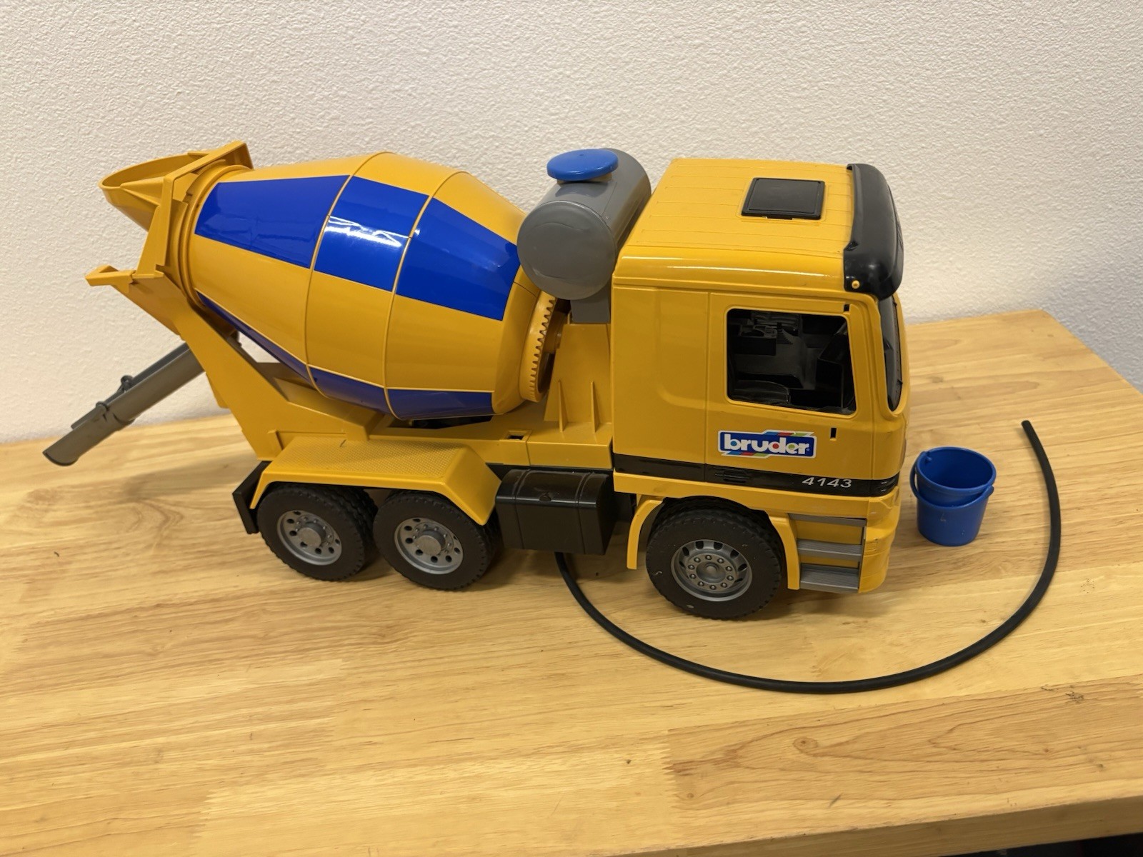 BRUDER Cement Mixer & Crane Used