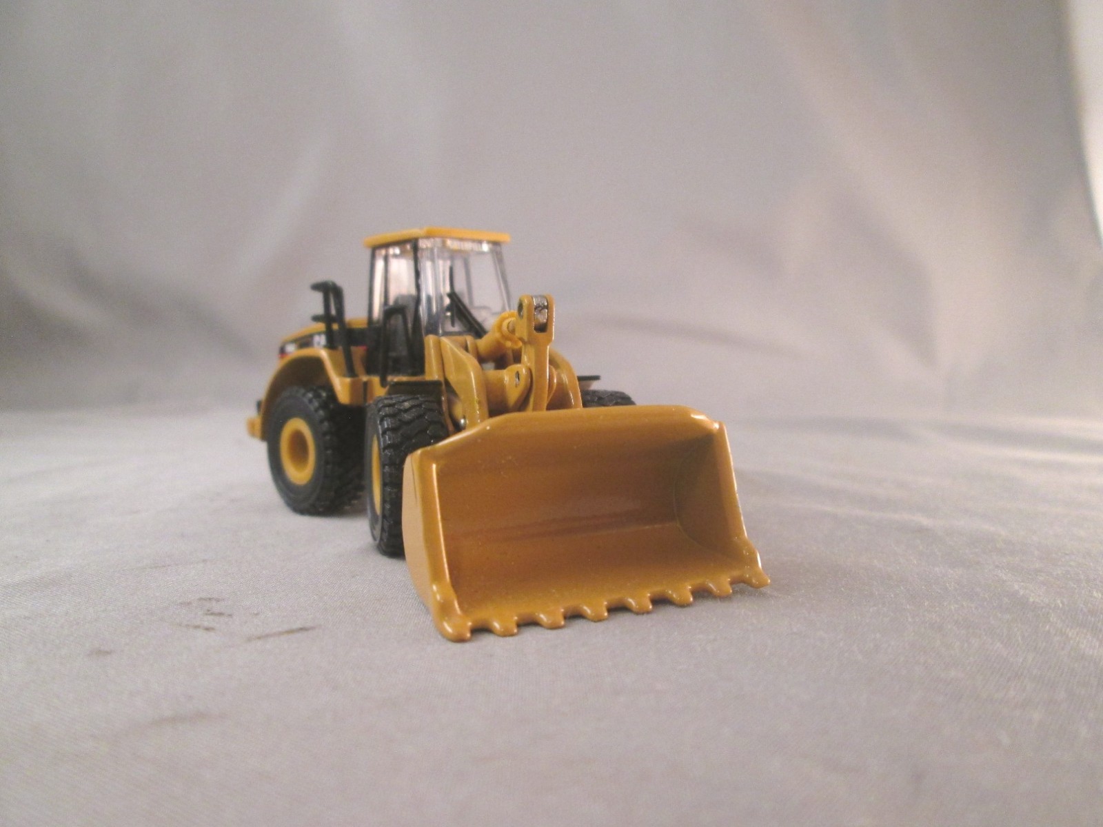 Norscot 3070 HO Scale Diecast CAT 966G Series II Wheel Loader used good cond