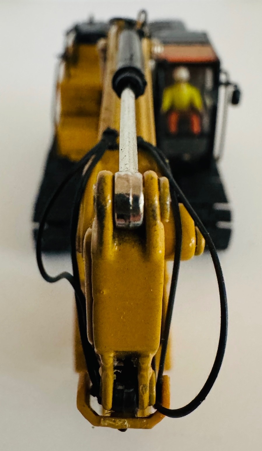 1:50 Caterpillar 323F Excavator with Thumb Scale Model 85924C By Diecast Masters