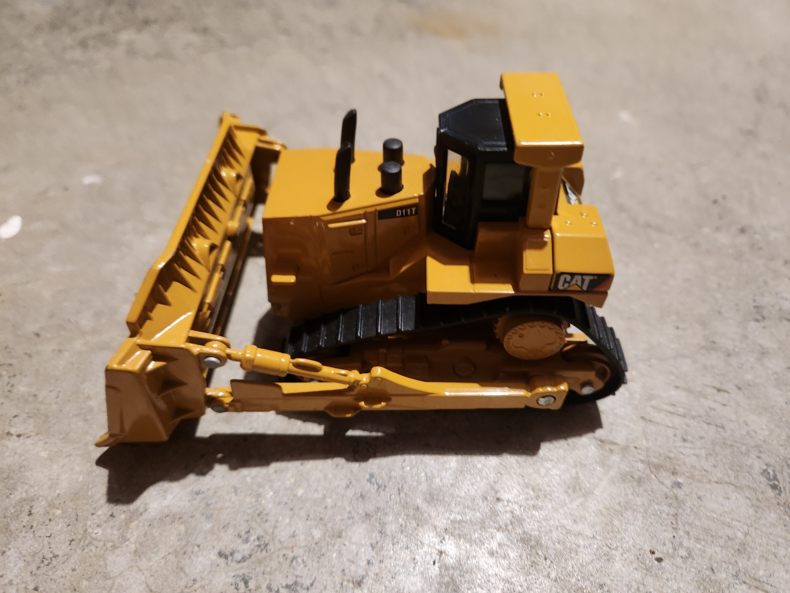 CATERPILLAR D11T CAT BULLDOZER TOY STATE INDUSTRIAL DIECAST PLASTIC 782656-06-18